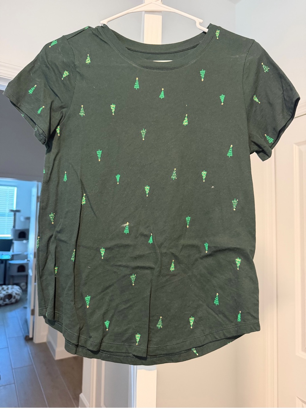 Old Navy Dark Green Tee with Light Green Tree Motif
